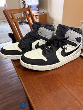 Nike Air Jordan 1 Mid - Black and White